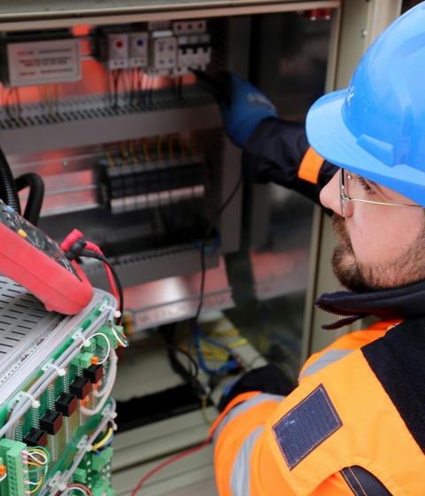 Electricista en mantenimiento de edificios, e Instalaciones Solares Fotovoltaica