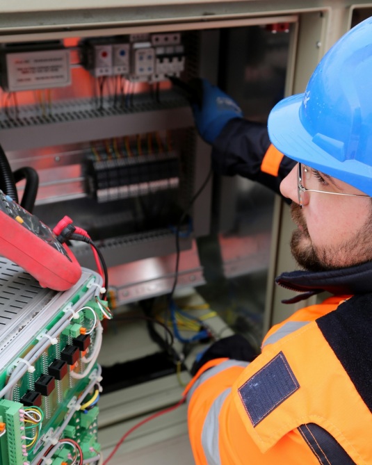 Electricista en mantenimiento de edificios, e Instalaciones Solares Fotovoltaica